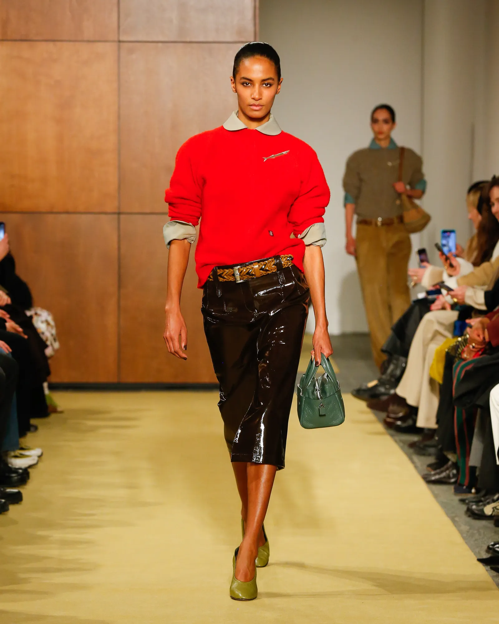 Tory Burch Otoño 2026 actualiza clásicos y consolida el lujo de permanencia en la New York Fashion Week