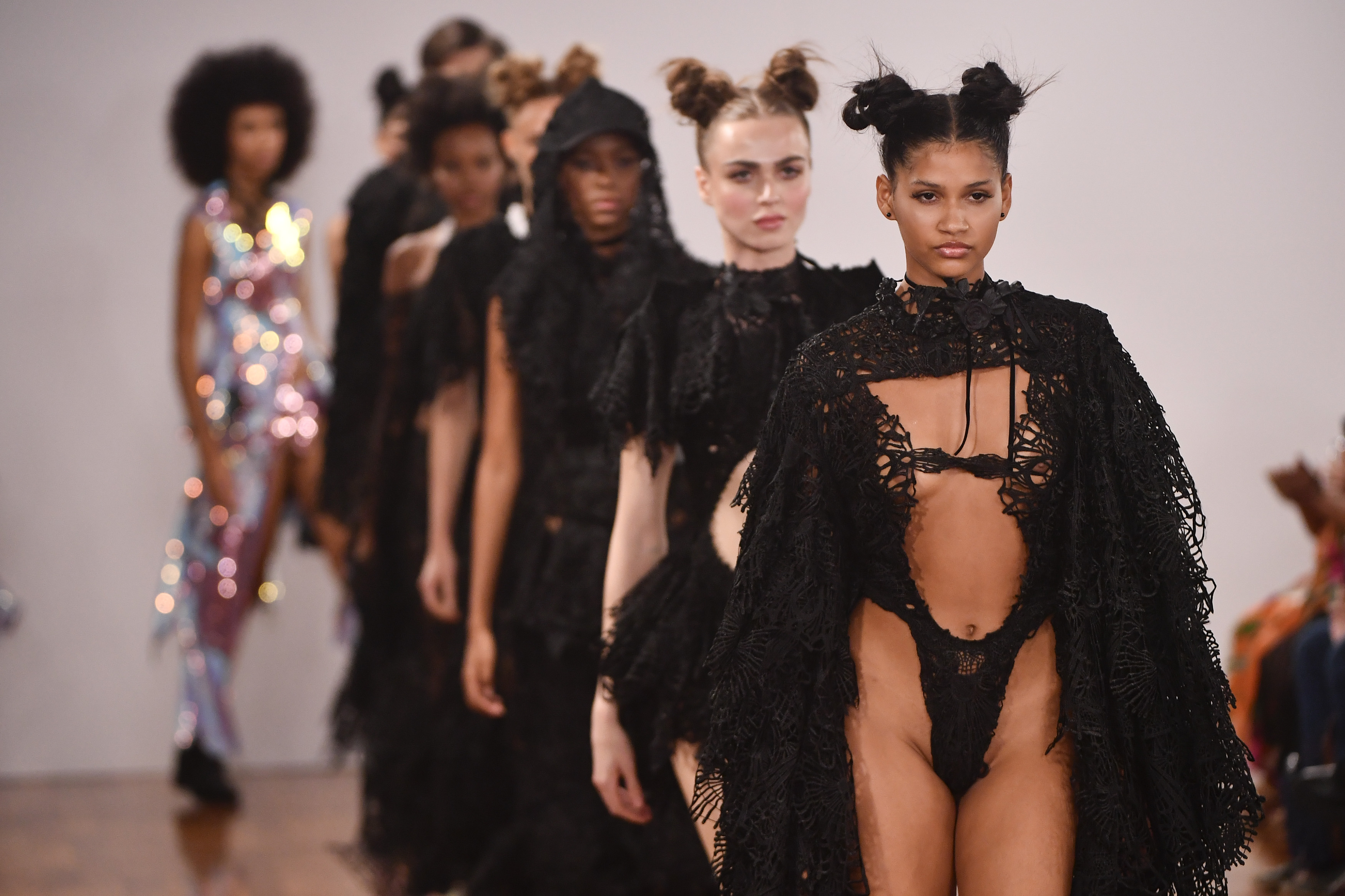 Projeto Cria Costura: estilistas da periferia emocionam convidados do SPFW