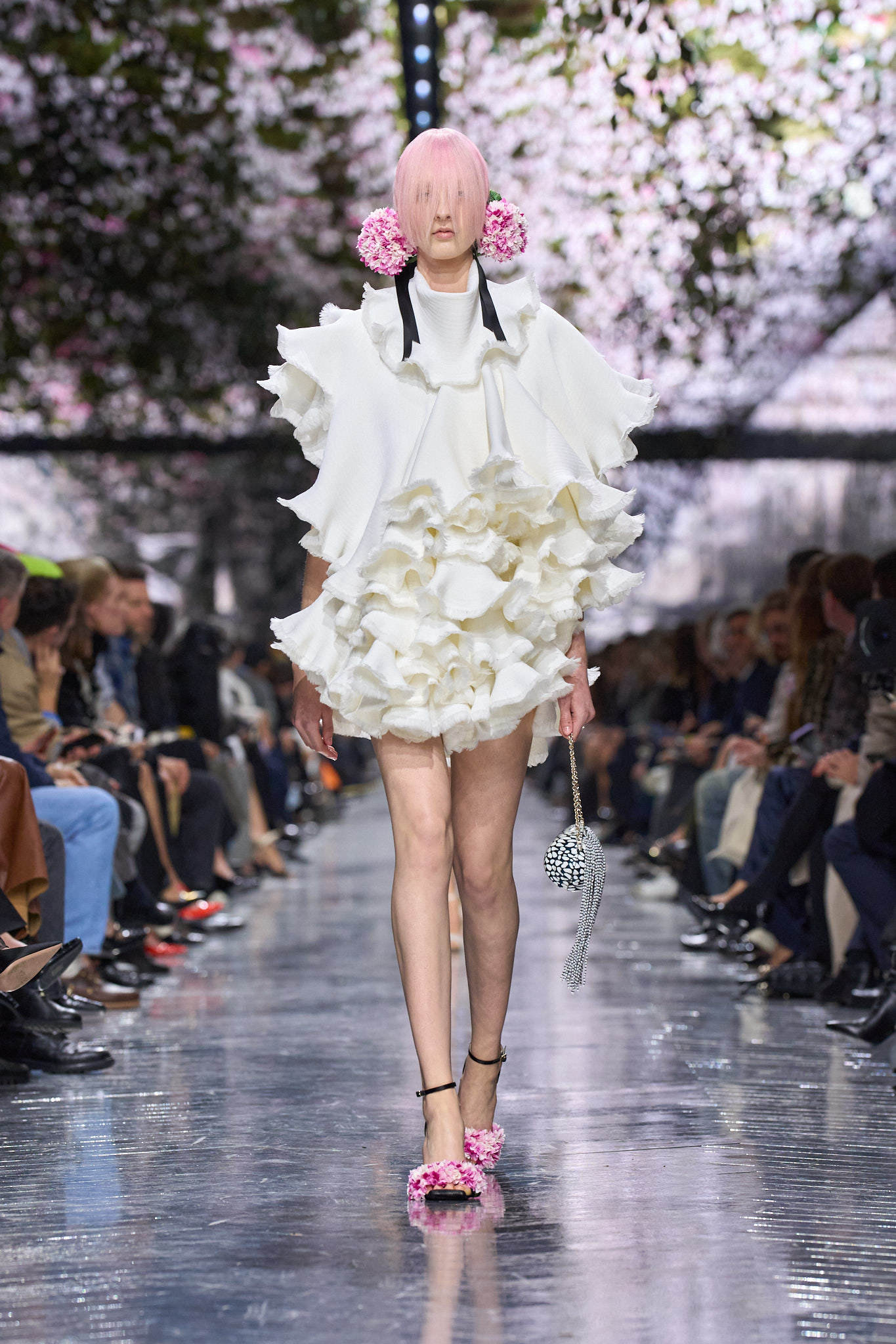 Jonathan Anderson estrena en la alta costura de Dior con una nueva mirada sobre el legado de la maison