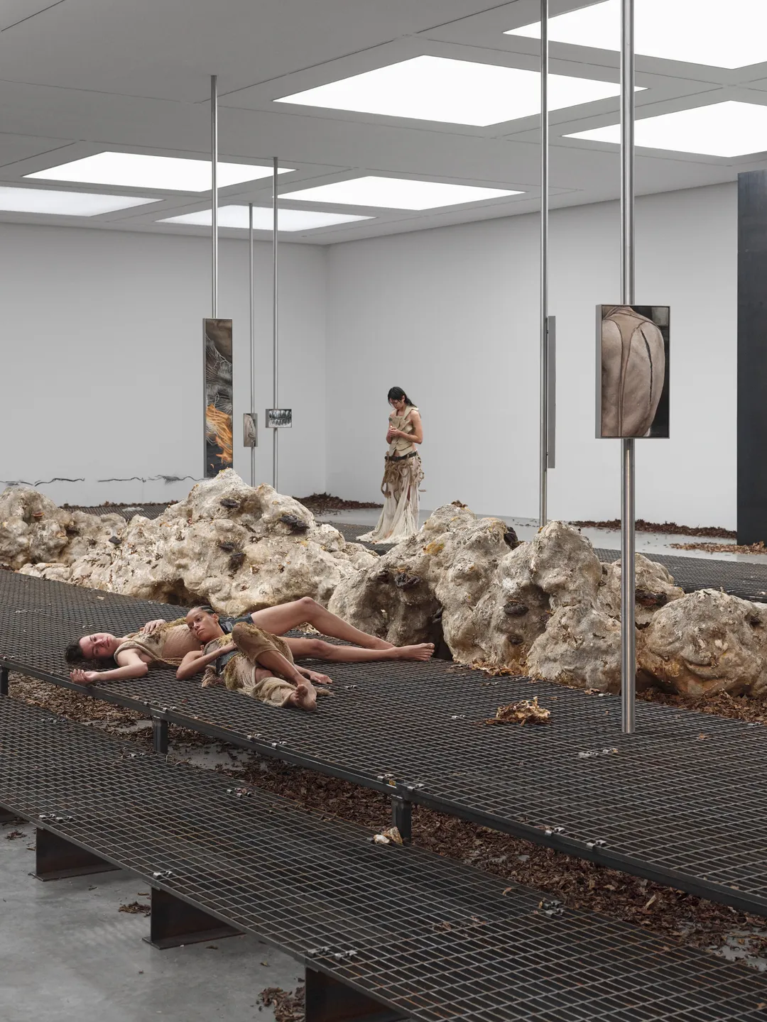 Klára Hosnedlová presenta “Echo” en White Cube con instalación inmersiva sobre tiempo, arquitectura y materia viva