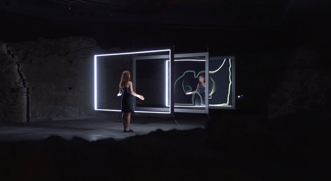 Gaspar Battha explora la luz y la percepción en la instalación “Canvas”