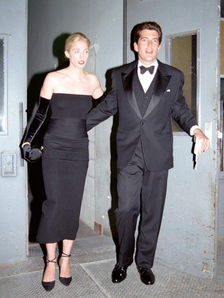 COMPLETE OBSESSED: Por que estamos obcecados por Carolyn Bessette-Kennedy